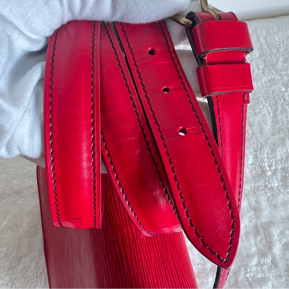 LOUIS VUITTON Cartouchiere Epi Red Shoulder Crossbody Bag Vintage MM - Picture 10 of 16